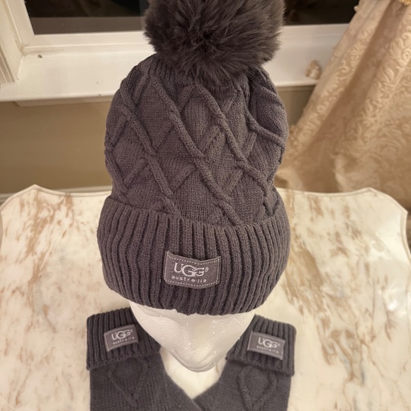 UGG GREY BEANIE GLOVE SET NWT - Picture 8 of 11